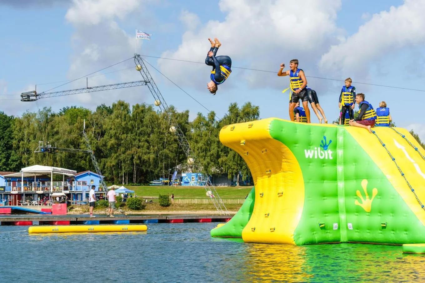 Ervaar 'Fryske Weelde' Op Vijf Sterren Vakantiepark De Kuilart Koudum Ngoại thất bức ảnh